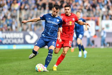 BOCHUM, Almanya - 18 Mart 2023: Erhan Masoviç, Andre Silva 'ya karşı. Bundesliga VfL Bochum 1848-RB Leipzig maçı Vonovia Ruhr Stadyumu 'nda oynanmıştır.