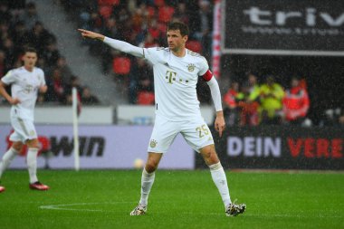 LEVERKUSEN, ALMANY - 19.03.23 Thomas Mueller... Bundesliga maçı Bayer 04 Leverkusen, Bayarena 'da Bayern Muenchen' e karşı.