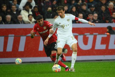 LEVERKUSEN, ALMANY - 19.03.23 Thomas Mueller... Bundesliga maçı Bayer 04 Leverkusen, Bayarena 'da Bayern Muenchen' e karşı.