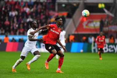 LEVERKUSEN, ALMANY - 19.03.23: Odilon Kossounou vs Sadio Mane. Bundesliga maçı Bayer 04 Leverkusen, Bayarena 'da Bayern Muenchen' e karşı.
