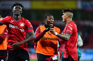 LEVERKUSEN, GERMANY - 19.03.23: Piero Hincapie, Odilon Kossounou, Timothy Fosu-Mensah Bundesliga maçından sonra Bayer 04 Leverkusen, Bayarena 'da FC Bayern Muenchen' e karşı