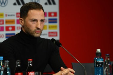 COLOGNE, ALMANY - 27.03.23: Domenico Tedesco, Belçika teknik direktörü. Maç öncesi basın toplantısı. Rhei Enerji Stadyumu 'nda Almanya ile Belçika arasındaki futbol maçı