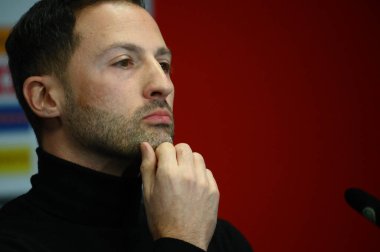 COLOGNE, ALMANY - 27.03.23: Domenico Tedesco, Belçika teknik direktörü. Maç öncesi basın toplantısı. Rhei Enerji Stadyumu 'nda Almanya ile Belçika arasındaki futbol maçı