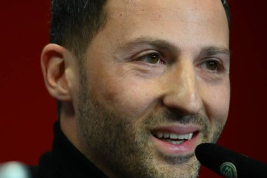 COLOGNE, ALMANY - 27.03.23: Domenico Tedesco, Belçika teknik direktörü. Maç öncesi basın toplantısı. Rhei Enerji Stadyumu 'nda Almanya ile Belçika arasındaki futbol maçı