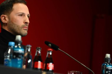 COLOGNE, ALMANY - 27.03.23: Domenico Tedesco, Belçika teknik direktörü. Maç öncesi basın toplantısı. Rhei Enerji Stadyumu 'nda Almanya ile Belçika arasındaki futbol maçı