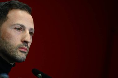 COLOGNE, ALMANY - 27.03.23: Domenico Tedesco, Belçika teknik direktörü. Maç öncesi basın toplantısı. Rhei Enerji Stadyumu 'nda Almanya ile Belçika arasındaki futbol maçı