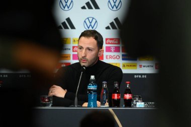 COLOGNE, ALMANY - 27.03.23: Domenico Tedesco, Belçika teknik direktörü. Maç öncesi basın toplantısı. Rhei Enerji Stadyumu 'nda Almanya ile Belçika arasındaki futbol maçı