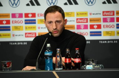 COLOGNE, ALMANY - 27.03.23: Domenico Tedesco, Belçika teknik direktörü. Maç öncesi basın toplantısı. Rhei Enerji Stadyumu 'nda Almanya ile Belçika arasındaki futbol maçı