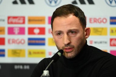 COLOGNE, ALMANY - 27.03.23: Domenico Tedesco, Belçika teknik direktörü. Maç öncesi basın toplantısı. Rhei Enerji Stadyumu 'nda Almanya ile Belçika arasındaki futbol maçı