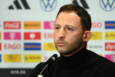 COLOGNE, ALMANY - 27.03.23: Domenico Tedesco, Belçika teknik direktörü. Maç öncesi basın toplantısı. Rhei Enerji Stadyumu 'nda Almanya ile Belçika arasındaki futbol maçı