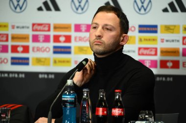 COLOGNE, ALMANY - 27.03.23: Domenico Tedesco, Belçika teknik direktörü. Maç öncesi basın toplantısı. Rhei Enerji Stadyumu 'nda Almanya ile Belçika arasındaki futbol maçı