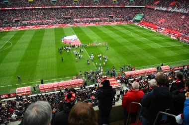 COLOGNE, ALMANY - 02.04.23 Bundesliga 1 'in futbol maçı. FC Koeln, Borussia Moenchengladbach 'a karşı. Rhein Enerji Stadyumunda