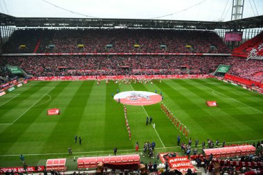 COLOGNE, ALMANY - 02.04.23 Bundesliga 1 'in futbol maçı. FC Koeln, Borussia Moenchengladbach 'a karşı. Rhein Enerji Stadyumunda
