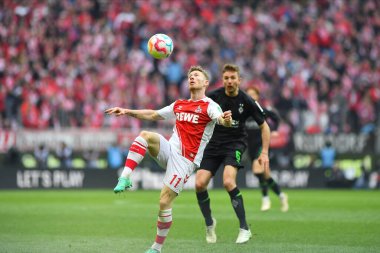 COLOGNE, ALMANY - 02.04.23 Florian Kainz, Christoph Kramer. Bundesliga 1 'in futbol maçı. FC Koeln, Borussia Moenchengladbach 'a karşı. Rhein Enerji Stadyumunda