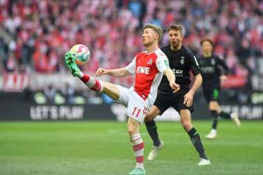 COLOGNE, ALMANY - 02.04.23 Florian Kainz, Christoph Kramer. Bundesliga 1 'in futbol maçı. FC Koeln, Borussia Moenchengladbach 'a karşı. Rhein Enerji Stadyumunda