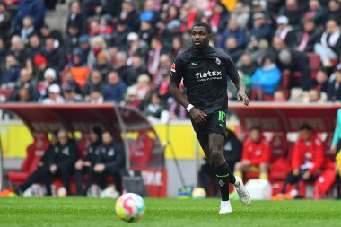 COLOGNE, ALMANY - 02.04.23 Marcus Thuram. Bundesliga 1 'in futbol maçı. FC Koeln, Borussia Moenchengladbach 'a karşı. Rhein Enerji Stadyumunda
