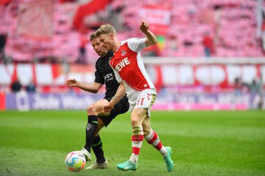 COLOGNE, ALMANY - 02.04.23 Florian Kainz, Christoph Kramer. Bundesliga 1 'in futbol maçı. FC Koeln, Borussia Moenchengladbach 'a karşı. Rhein Enerji Stadyumunda