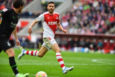 COLOGNE, ALMANY - 02.04.23: Jonas Hector (kaptan), Bundesliga 1 'in futbol maçı. FC Koeln, Borussia Moenchengladbach 'a karşı. Rhein Enerji Stadyumunda