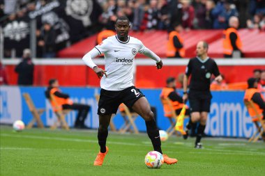 LEVERKUSEN, ALMANY - 08.04.23 Evan Ndicka. Bundesliga maçında Bayer 04 Leverkusen, Eintracht Frankfurt 'a karşı Bayarena' da