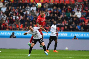 LEVERKUSEN, ALMANY - 08.04.23: Robert Andrich Mario Gotze 'ye karşı. Bundesliga maçında Bayer 04 Leverkusen, Eintracht Frankfurt 'a karşı Bayarena' da