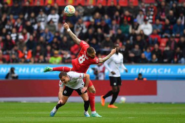 LEVERKUSEN, ALMANY - 08.04.23: Robert Andrich Mario Gotze 'ye karşı. Bundesliga maçında Bayer 04 Leverkusen, Eintracht Frankfurt 'a karşı Bayarena' da
