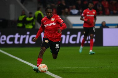 LEVERKUSEN, ALMANY - 13.04.23 Jeremie Frimpong. Maç UEFA Avrupa Ligi Bayer 04 Leverkusen, Bayarena 'da Royale Union Saint-Gilloise' e karşı.