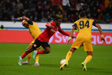LEVERKUSEN, ALMANY - 13.04.23 Jeremie Frimpong. Maç UEFA Avrupa Ligi Bayer 04 Leverkusen, Bayarena 'da Royale Union Saint-Gilloise' e karşı.