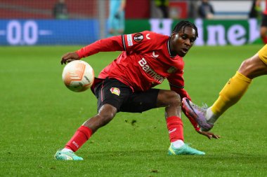 LEVERKUSEN, ALMANY - 13.04.23 Jeremie Frimpong. Maç UEFA Avrupa Ligi Bayer 04 Leverkusen, Bayarena 'da Royale Union Saint-Gilloise' e karşı.