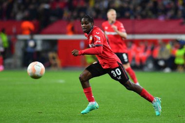 LEVERKUSEN, ALMANY - 13.04.23 Jeremie Frimpong. Maç UEFA Avrupa Ligi Bayer 04 Leverkusen, Bayarena 'da Royale Union Saint-Gilloise' e karşı.