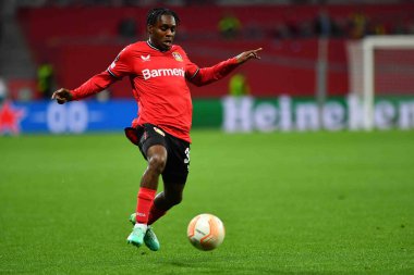 LEVERKUSEN, ALMANY - 13.04.23 Jeremie Frimpong. Maç UEFA Avrupa Ligi Bayer 04 Leverkusen, Bayarena 'da Royale Union Saint-Gilloise' e karşı.