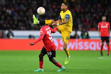 LEVERKUSEN, ALMANY - 13.04.23 Loic Lapoussin, Jeremie Frimpong. Maç UEFA Avrupa Ligi Bayer 04 Leverkusen, Bayarena 'da Royale Union Saint-Gilloise' e karşı.
