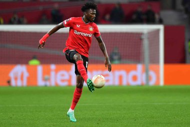 LEVERKUSEN, ALMANY - 13.04.23 Edmond Tapsoba. Maç UEFA Avrupa Ligi Bayer 04 Leverkusen, Bayarena 'da Royale Union Saint-Gilloise' e karşı.