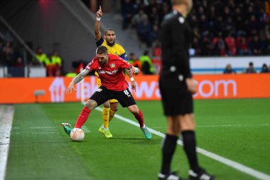 LEVERKUSEN, ALMANY - 13.04.23 Robert Andrich. Maç UEFA Avrupa Ligi Bayer 04 Leverkusen, Bayarena 'da Royale Union Saint-Gilloise' e karşı.