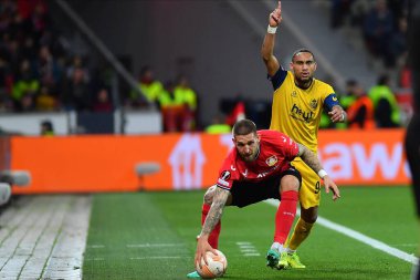 LEVERKUSEN, ALMANY - 13.04.23 Dennis Eckert Robert Andrich 'e karşı. Maç UEFA Avrupa Ligi Bayer 04 Leverkusen, Bayarena 'da Royale Union Saint-Gilloise' e karşı.