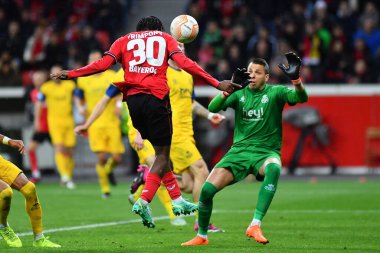 LEVERKUSEN, ALMANY - 13.04.23 Jeremie Frimpong, Anthony Moris. Maç UEFA Avrupa Ligi Bayer 04 Leverkusen, Bayarena 'da Royale Union Saint-Gilloise' e karşı.
