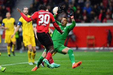 LEVERKUSEN, ALMANY - 13.04.23 Jeremie Frimpong, Anthony Moris. Maç UEFA Avrupa Ligi Bayer 04 Leverkusen, Bayarena 'da Royale Union Saint-Gilloise' e karşı.