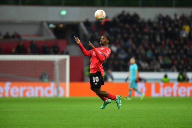 LEVERKUSEN, ALMANY - 13.04.23 Jeremie Frimpong. Maç UEFA Avrupa Ligi Bayer 04 Leverkusen, Bayarena 'da Royale Union Saint-Gilloise' e karşı.