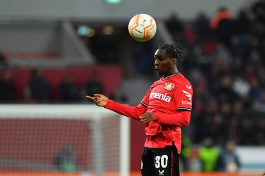 LEVERKUSEN, ALMANY - 13.04.23 Jeremie Frimpong. Maç UEFA Avrupa Ligi Bayer 04 Leverkusen, Bayarena 'da Royale Union Saint-Gilloise' e karşı.