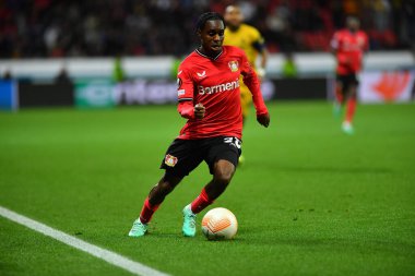 LEVERKUSEN, ALMANY - 13.04.23 Jeremie Frimpong. Maç UEFA Avrupa Ligi Bayer 04 Leverkusen, Bayarena 'da Royale Union Saint-Gilloise' e karşı.