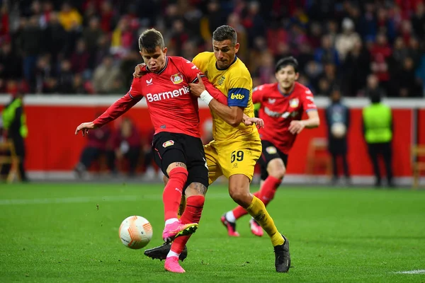 LEVERKUSEN, ALMANY - 13.04.23: Adam Hlozek, Ismael Kandouss. Maç UEFA Avrupa Ligi Bayer 04 Leverkusen, Bayarena 'da Royale Union Saint-Gilloise' e karşı.