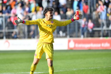 COLOGNE, ALMANY - 14.04.23: Jungen Bundesliga 1 'in futbol maçı. FC Koeln U19, Rhein Enerji Stadyumu 'nda Mainz U19' a karşı.