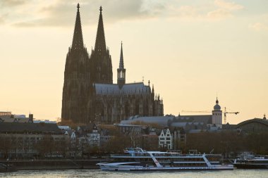 Gün batımı zamanı. Almanya 'da Köln Dom ve Rheine. Köln Katedrali 'nin silüeti