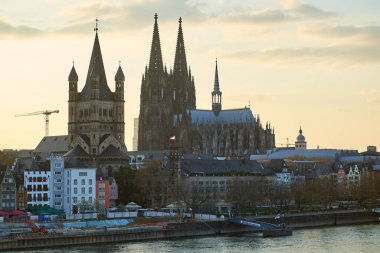Gün batımı zamanı. Almanya 'da Köln Dom ve Rheine. Köln Katedrali 'nin silüeti