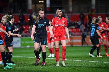 ALMANY, LEVERKUSEN - 21 Nisan 2023: Tine De Caigny, Selina Ostermeier. Bayanlar Bundesliga Bayer 04 Leverkusen - TSG 1899 Hoffenheim 