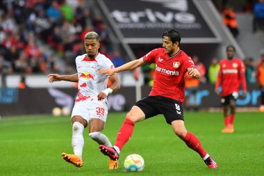 LEVERKUSEN, ALMANY - 23.04.23 Sardar Azmoun, Benjamin Henrichs. Bundesliga maçı Bayer 04 Leverkusen, Bayarena 'da Red Bull Leipzig' e karşı.