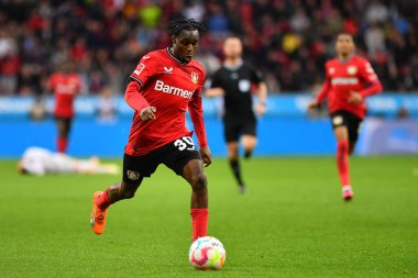 LEVERKUSEN, ALMANY - 23.04.23 Jeremie Frimpong. Bundesliga maçı Bayer 04 Leverkusen, Bayarena 'da Red Bull Leipzig' e karşı.
