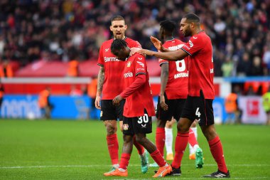 LEVERKUSEN, ALMANY - 23.04.23 Jeremie Frimpong, Jonathan Tah, Robert Andrich. Bundesliga maçı Bayer 04 Leverkusen, Bayarena 'da Red Bull Leipzig' e karşı.