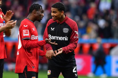 LEVERKUSEN, ALMANY - 23.04.23: Amine Adli, Jeremie Frimpong. Bundesliga maçı Bayer 04 Leverkusen, Bayarena 'da Red Bull Leipzig' e karşı.