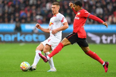 LEVERKUSEN, ALMANY - 23.04.23: Amine Adli, Willi Orban. Bundesliga maçı Bayer 04 Leverkusen, Bayarena 'da Red Bull Leipzig' e karşı.
