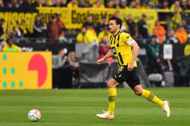 ALMANY, DORTMUND - 22 Nisan 2023: Mats Hummel. Bundesliga Borussia Dortmund-Eintracht maçı Iduna Park Sinyali 'nde.